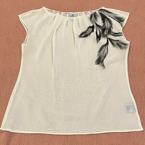 Worthington med petite Cream Top with Black Feather Design